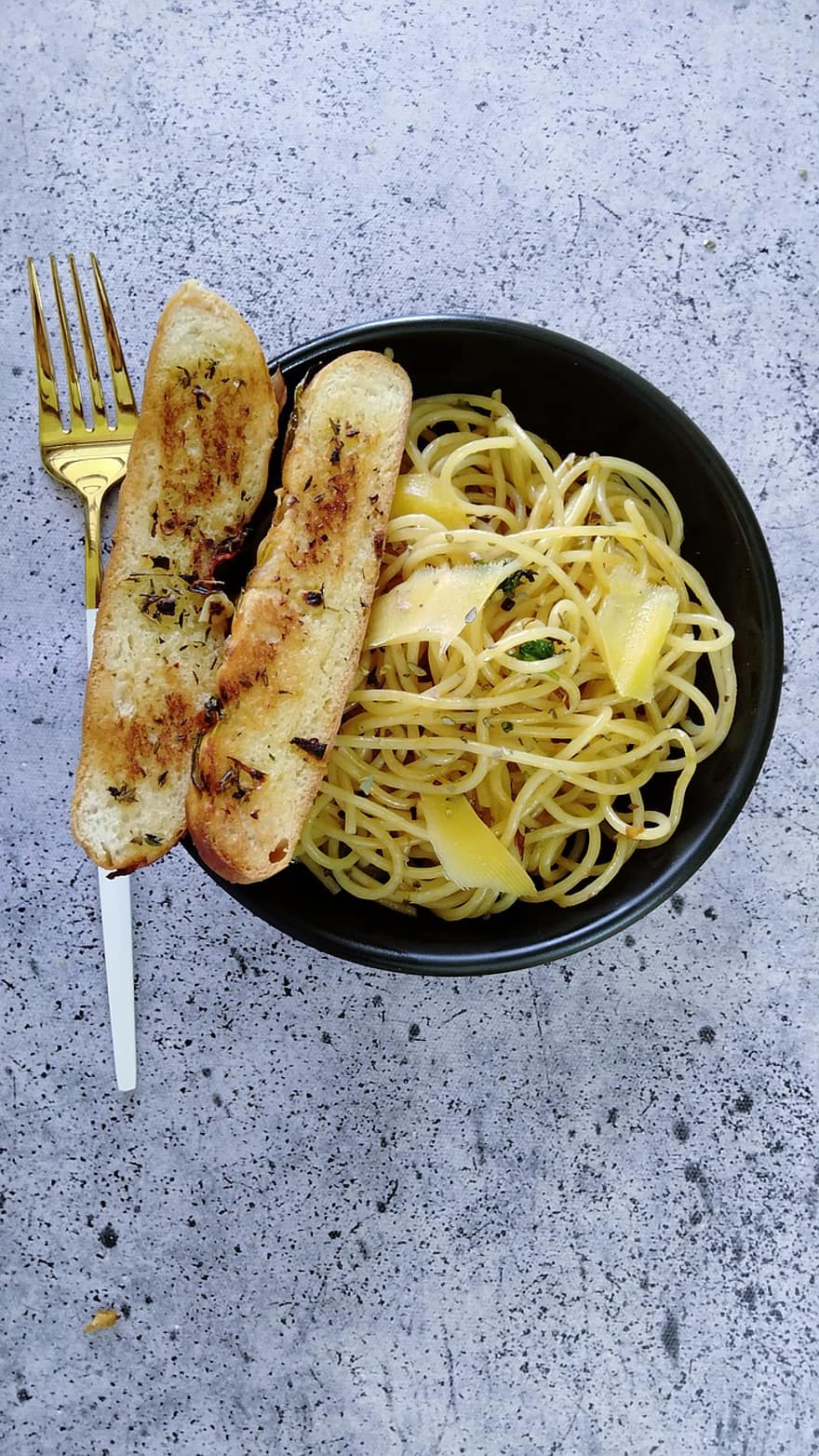 nudler, pasta, spagetti, mat, pasta oppskrift, aglio olio, flatlay, tallerken, måltid, gourmet, lunsj