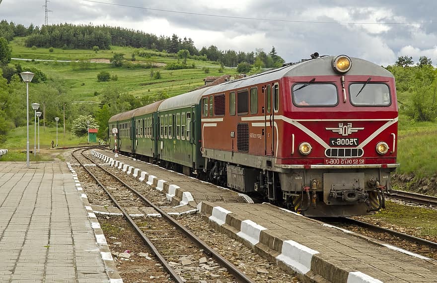 entrenar, ferrocarril, estación de tren, viaje, calibre estrecho, locomotora, Tren de pasajeros, rieles, transporte, Balcanes