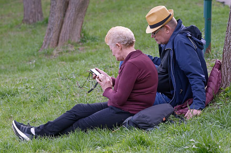 eldre, par, kjærlighet, parkere, omsorg, sammen, gress, trær, slapper av, smarttelefon, utendørs