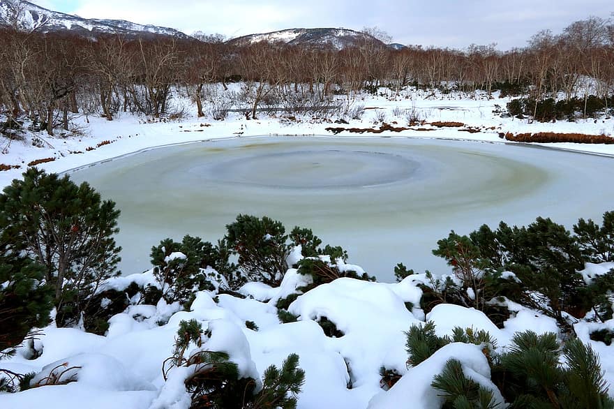 Lac, première neige, hiver, forêt, les montagnes, paysage, Kamchatka