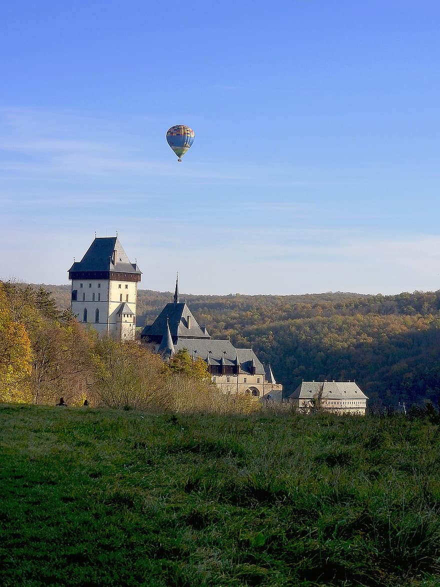 castell, karlstejn, karlstein, globus d'aire calent, globus, arquitectura, edat mitjana, a la tardor, tarda, llum, paisatge