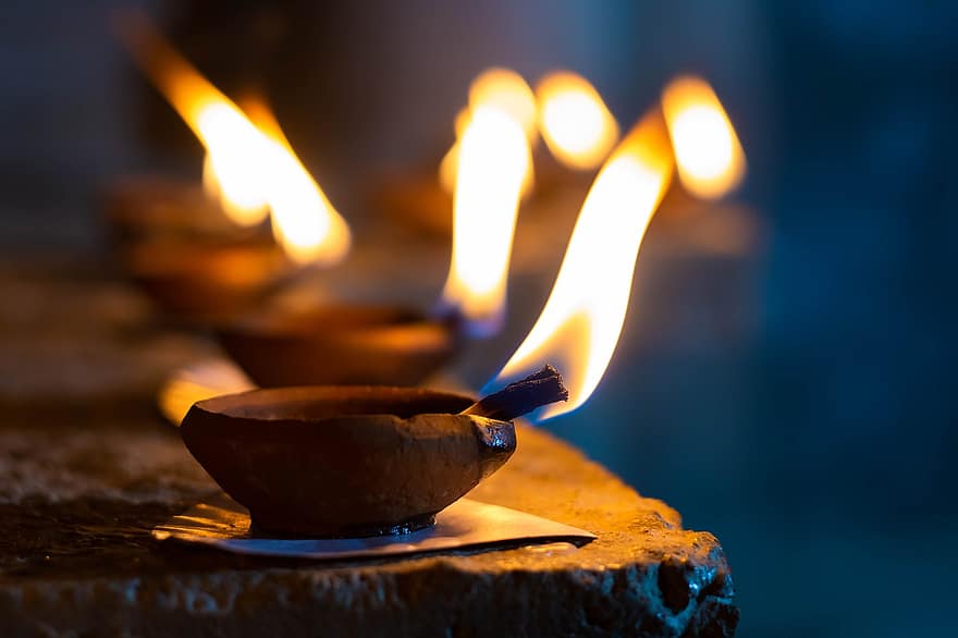 lampe à huile, lumière, temple, monastère, Mahamevnawa, ella, Bandarawela, lanterne, éclairage, vieux, antique