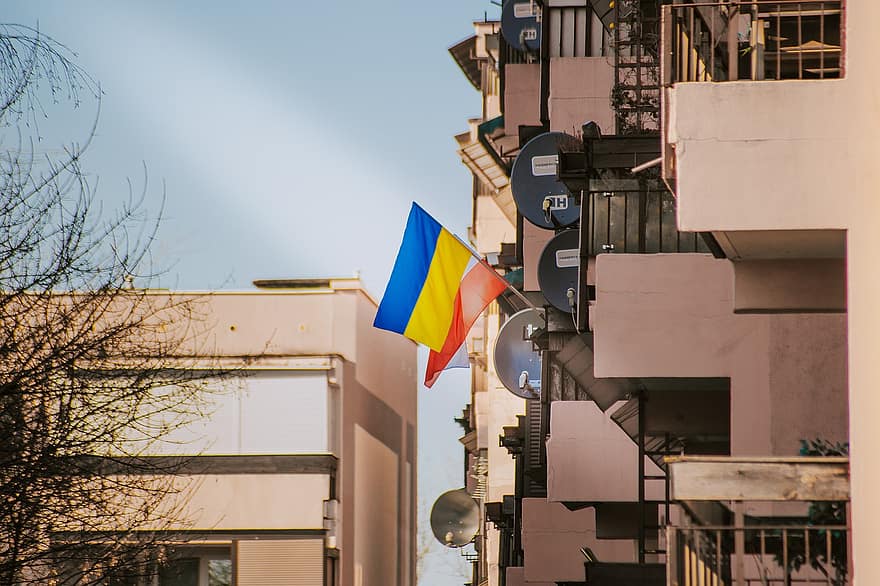 Ukraine, Ukrainische Flagge, Straße, Stadt, städtisch, die Architektur, Gebäudehülle, gebaute Struktur, Wolkenkratzer, berühmter Platz, Stadtbild