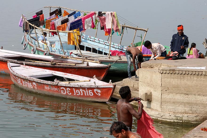 veneet, joki, Varanasi, Pohjois-Intia, Ghatit, merenkulkualus, miehet, viljelmät, vesi, alkuperäiskulttuuria, matkakohteet