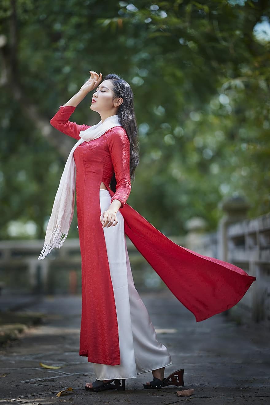 Lifestyle, Long Skirt, Vietnamese Lunar New Year, Vietnamese Conical Hats, How Long Is Vietnamese, Vietnam Traditional Dress, Nature Beautiful Hair, Lonely Girl In Ao Dai, Long Life, Woman, Vietnamese Traditional New Year