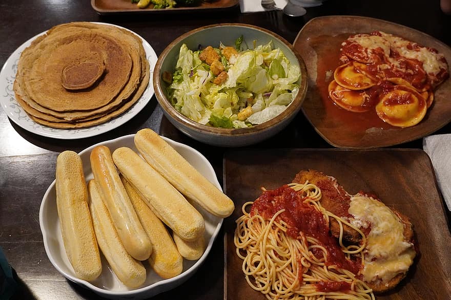 питание, еда, блины, равиоли, макаронные изделия, салат, свежесть, тарелка, гурман, хлеб, обед
