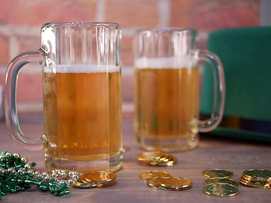 dia de São Patrick, irlandês, trevo, celebração, festa, verde, por sorte, moedas, miçangas, copo, caneca