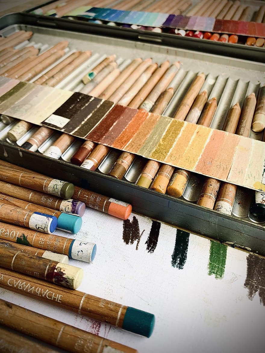 pieštukai, spalvoti piestukai, meno medžiagos, pieštukas, pasteliniai pieštukai