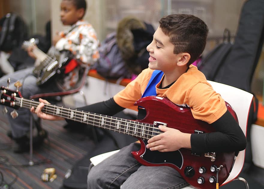 berniukas, vaikas, bosas, gitara, instrumentas, džiazas, gitaristas, rokeris, muzikantas, muzika, juosta