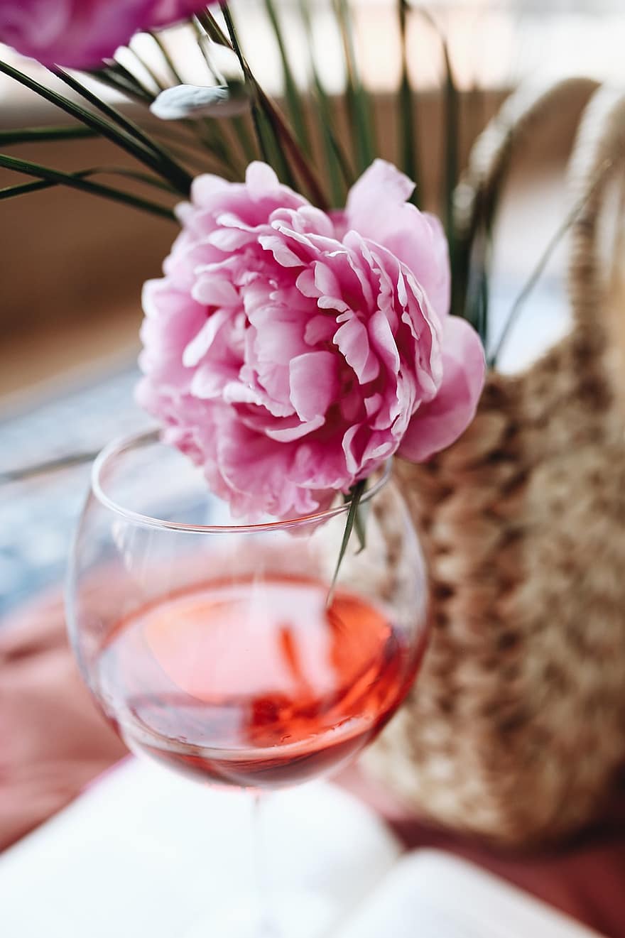 peonie, vino, bevanda alcolica, fiore, avvicinamento, vaso, romanza, colore rosa, mazzo, estate, tavolo