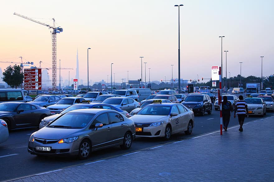 شارع ، سيارات ، غروب الشمس ، الشفق ، مساء ، مدينة ، الإمارات العربية المتحدة ، سماء ، سيارة ، حركة المرور ، وسائل النقل