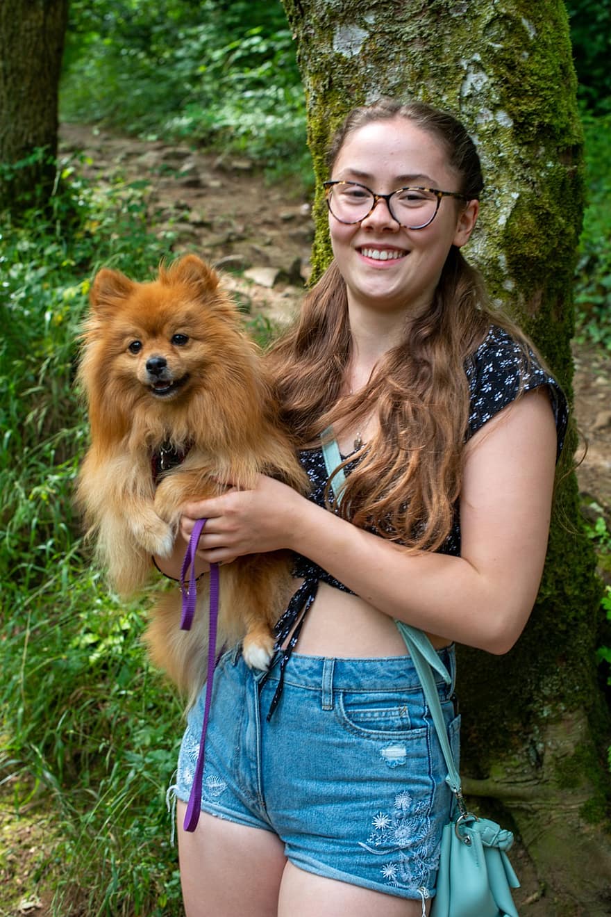 Pomeranian, femeie, în aer liber, drumeții, animal de companie, canin, câine, cățeluș