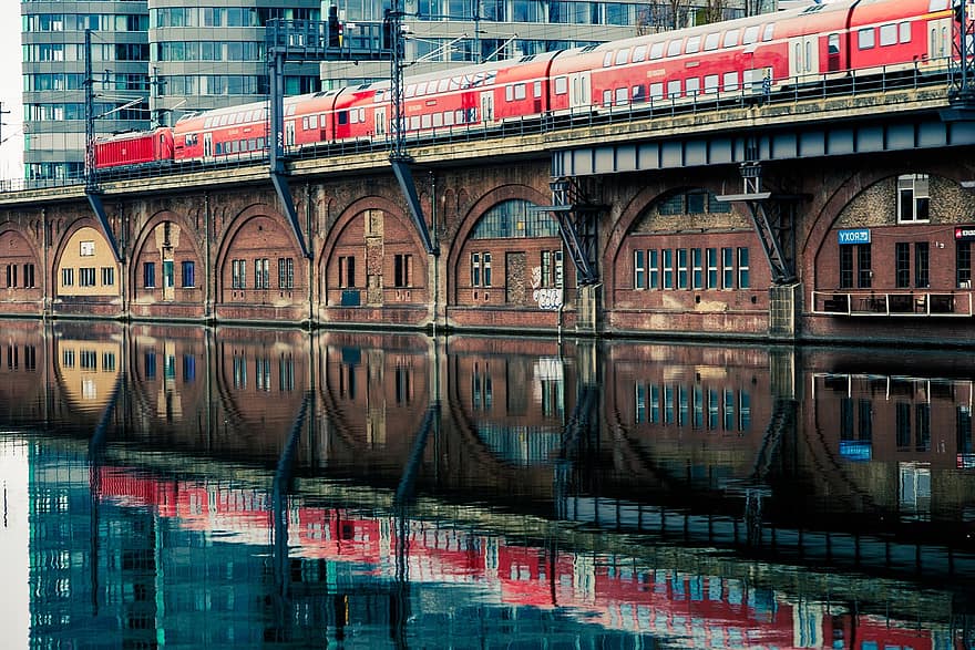 traukinys, geležinkelio, upė, pastatai, atspindys, vandens atspindys, atspindėjimas, miestas, architektūra, transporto, eismas