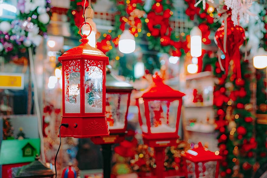 des lanternes, lanternes de noël, magasin de noël, Boutique de Noël, décoration, lanterne, matériel d'éclairage, fête, des cultures, illuminé, hiver