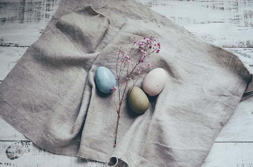 jajka, pisanki, Wielkanoc, wiosna, malowane jajka, widok z góry, drewno, dekoracja, uroczystość, pora roku, tła