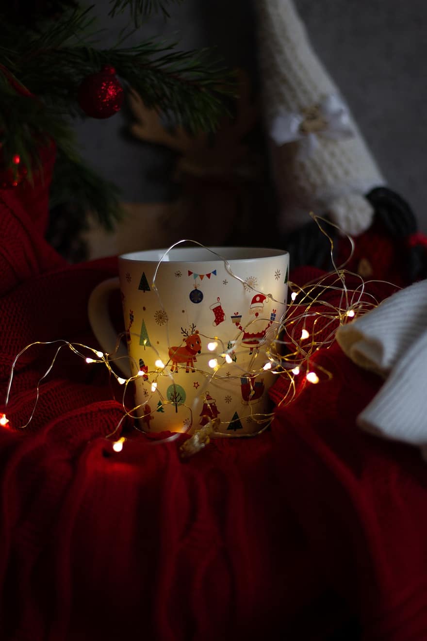 puodelis, Kalėdų žiburiai, raudona antklodė, kojinės, gerti, gėrimas, Kalėdos, Kalėdų kamuolys, žvaigždė, švelnus, natiurmortas