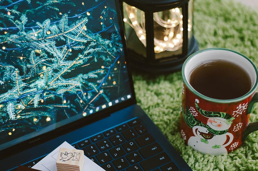 чай, лаптоп, Коледа, навечерието на Нова Година, нова година, компютър, 2021, технология, екран, пощенска картичка, дигитален