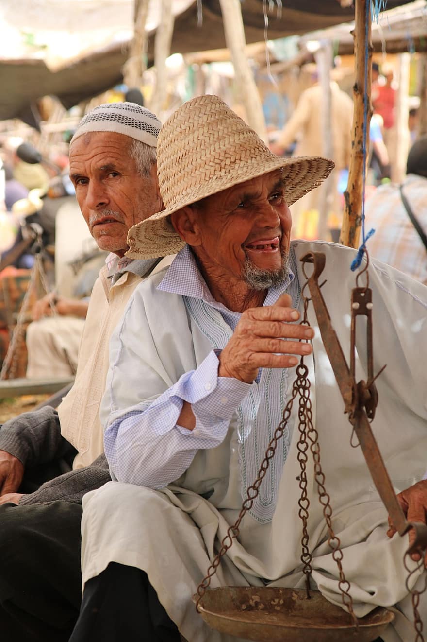 vells, barret, mercat, marroquí, gent, gent gran, envellit, homes, venedor, feliç, a l'aire lliure