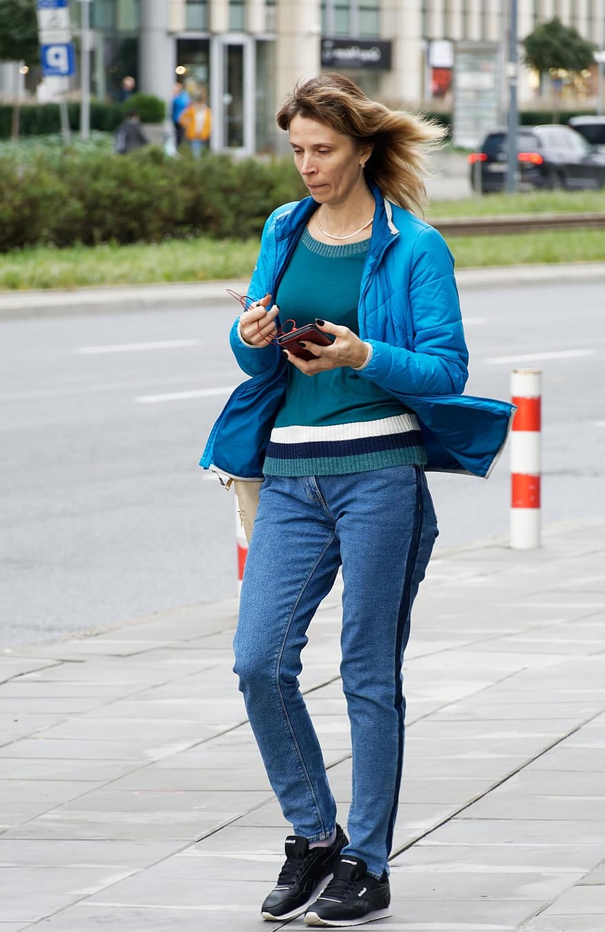 жена, лицето, дънки, яке, телефон, чанта, разходка, тротоарът, градски, един човек, начин на живот
