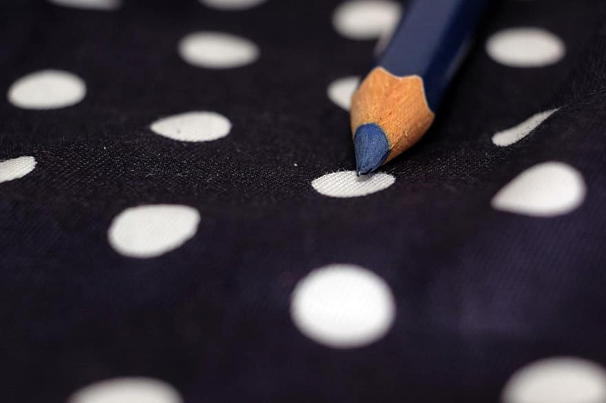 modré pero, barevná tužka, bílý tečkovaný vzor, detail, pozadí, tvořivost, makro, vzdělání, vzor, jeden objekt, dřevo