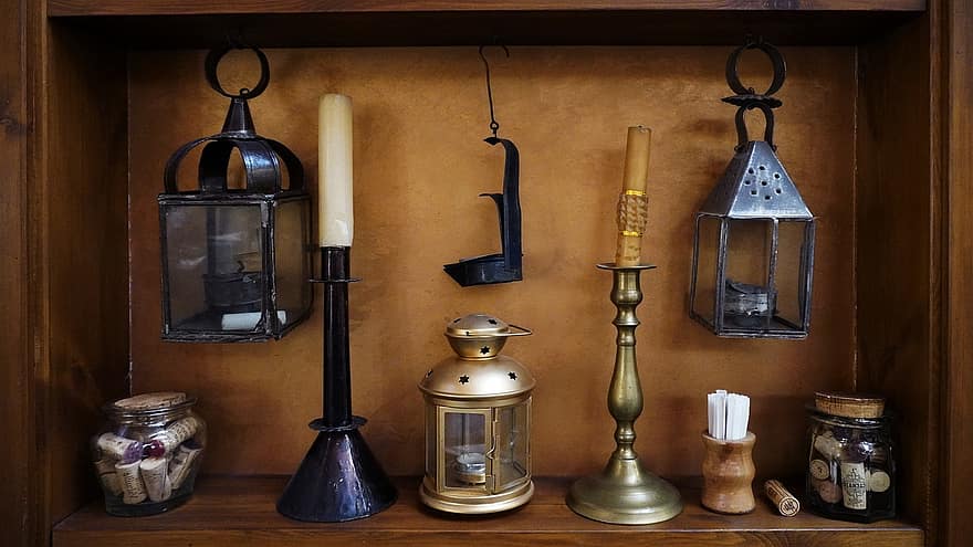 natura morta, lampade antiche, Lanterne Antiche, lanterne, lampade, lanterna, vecchio stile, antico, in casa, legna, vecchio