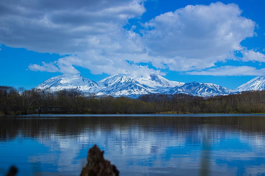 les montagnes, volcan, paysage, la nature, forêt, mer, printemps, Kamchatka, Lac, ciel, Voyage