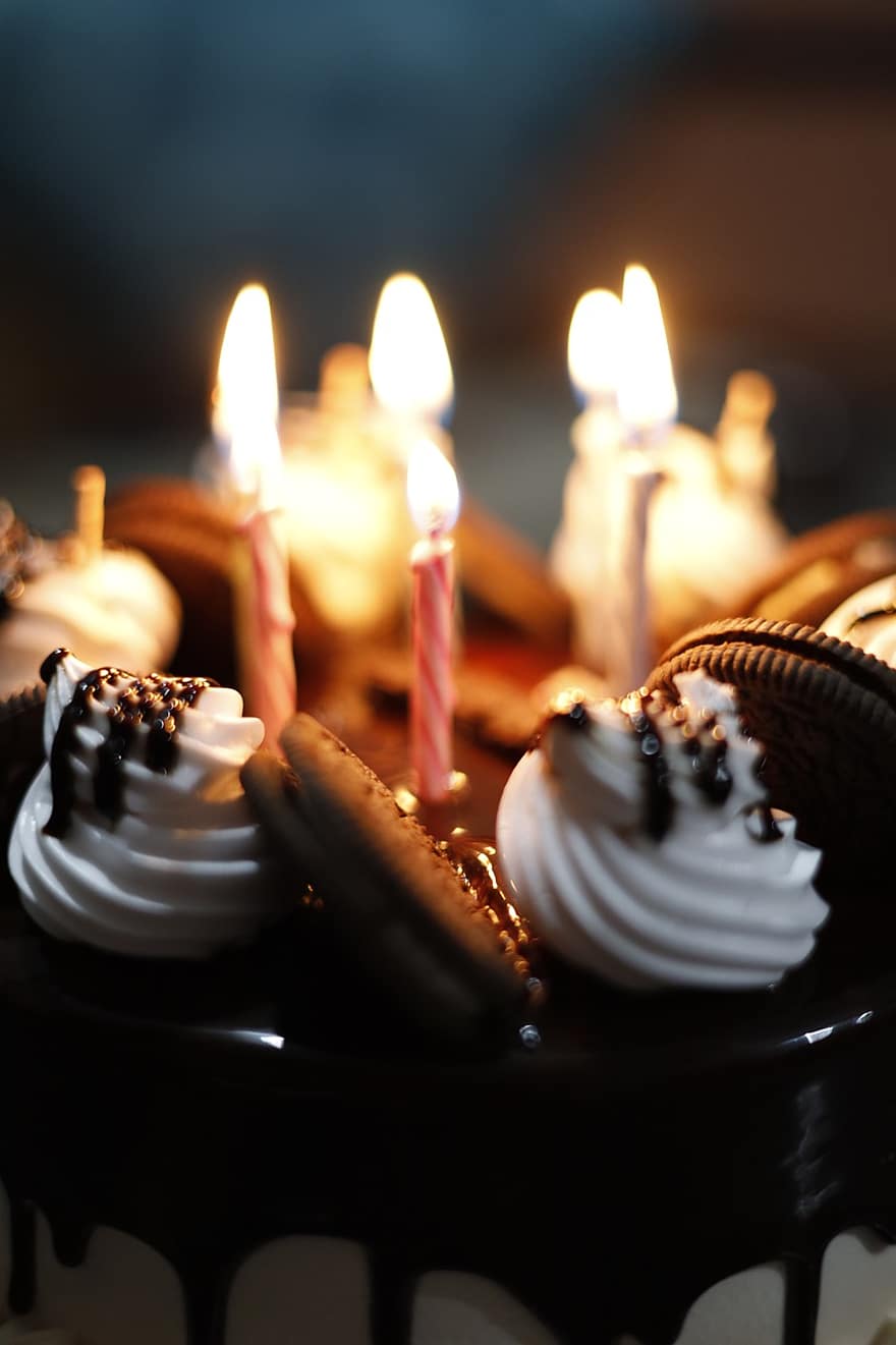 gimtadienis, gimtadienio tortas, Šokoladinis pyragas, desertas, konditerijos gaminiai, žvakės, šventė, kepiniai, žvakių šviesa, žvakė, maisto