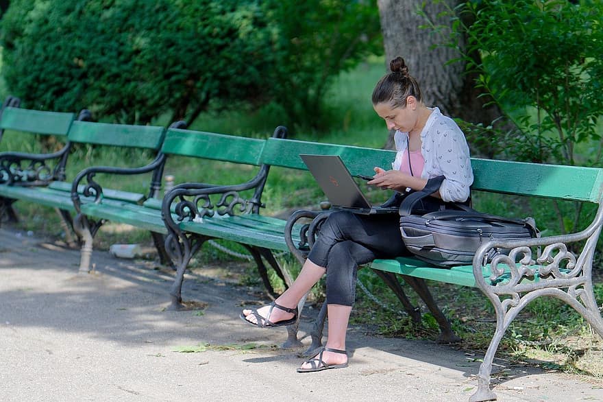 žena, laptop, Taška, sledování, chytrý telefon, sedící, lavice, parka, ženy, jedna osoba, podnikatelka