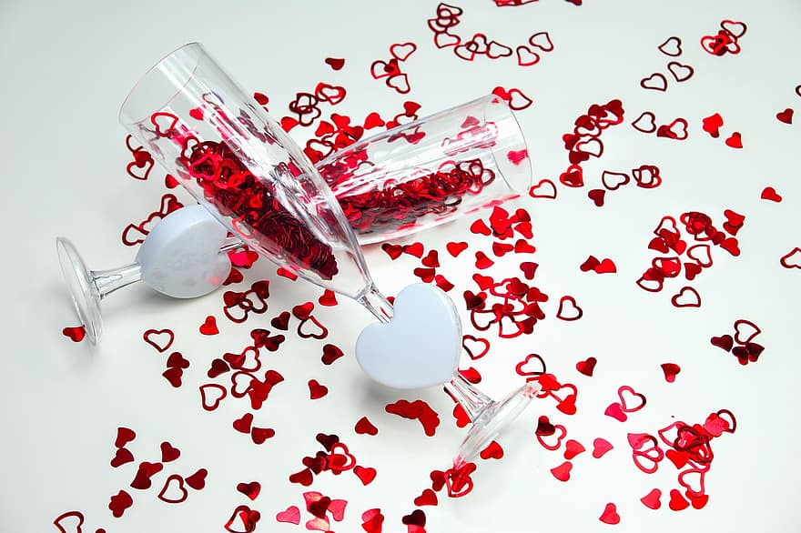 قلوب ، قصاصات ورق ملون ، نظارات ، مبعثر ، كؤوس النبيذ ، رمز ، حب ، رومانسي ، عيد الحب