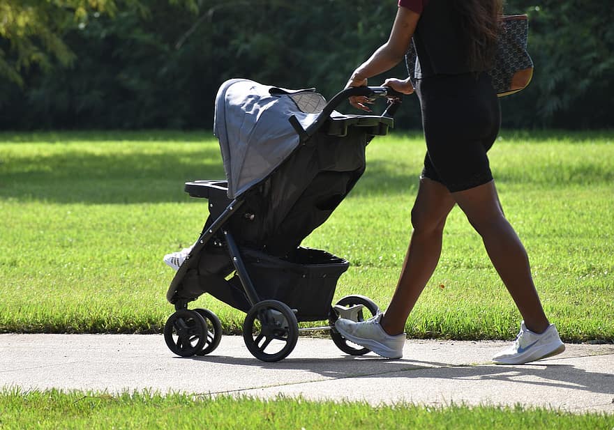 madre e hijo, parque, Caminando en el parque, paseante, dando un paseo, houston, Texas, mujer afroamericana, mujer de color, madre, crianza