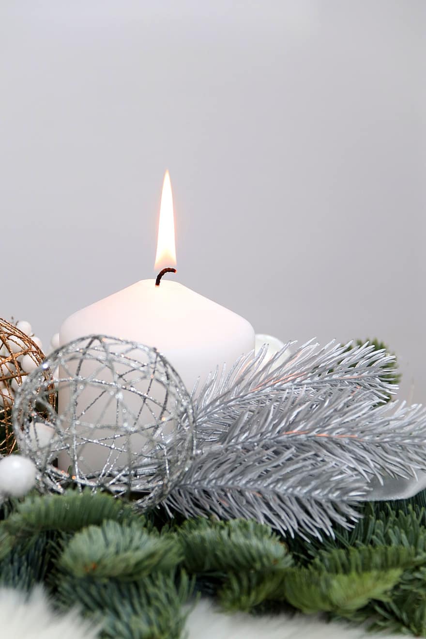 Kerze, Flamme, Adventskranz, Advent, weiße Kerze, Kerzenlicht, Ornamente, Weihnachten, Dekoration, Dekor