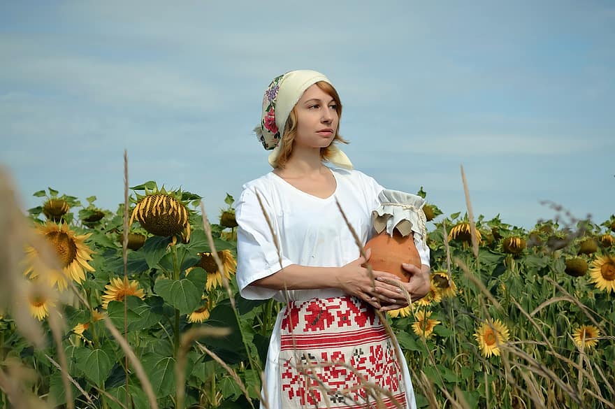жінка, модель, народний костюм, поле, соняшники, урожай, горщик, керамічний, вишивка, селянин, сільський