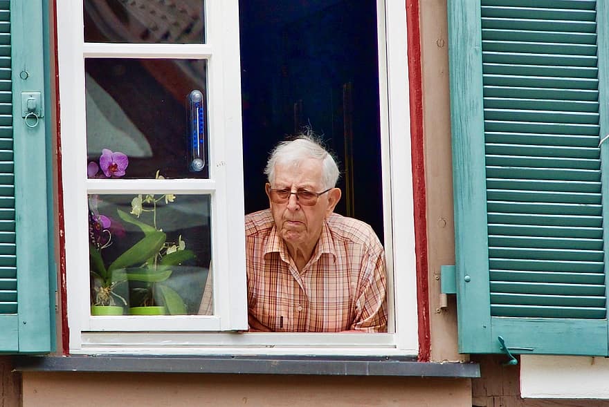 widz, starzec, starszy mężczyzna, okno