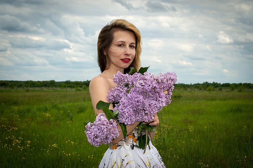 žena, portrét, Příroda, fialová kytice, květiny, pole, procházka, v zemi, póza, Modelka, vítr