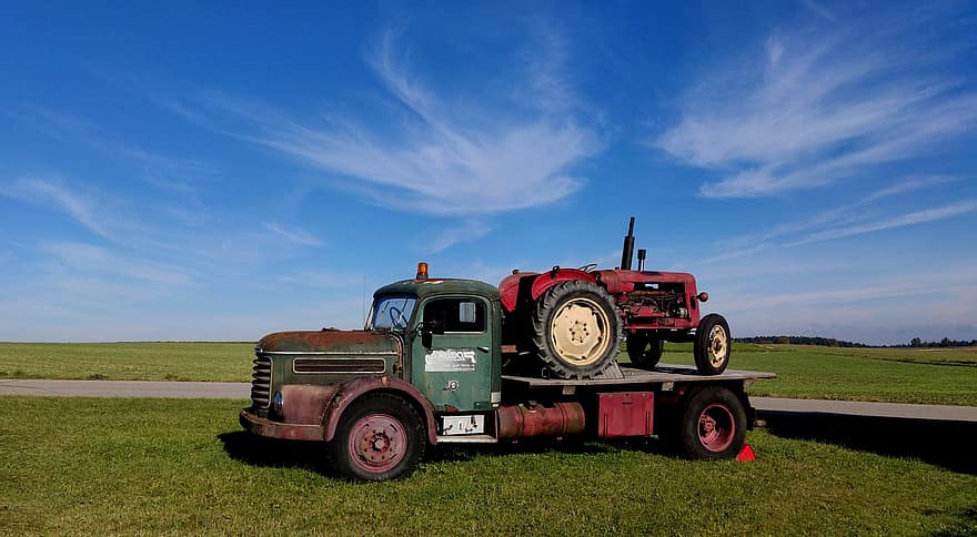 kjøretøy, lastebiler, traktor, jordbruk, gård, gammel, retro, nostalgi, rust, skyer, himmel