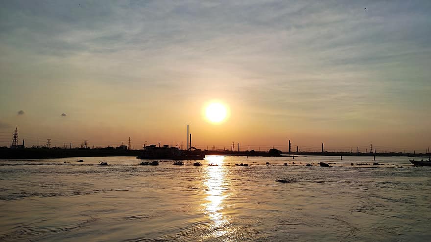 نهر ، قارب ، غروب الشمس ، ضفه النهر ، نهر بوريجانجا ، نهر توراج ، محمدبور ، دكا