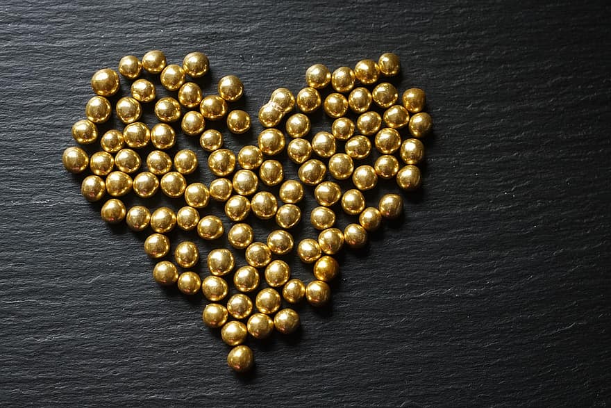 Herz, Perlen, Gold, Herz aus Gold, Süss, Süßigkeiten, Liebe, Kapsel, Medizin, Pille, Nahansicht