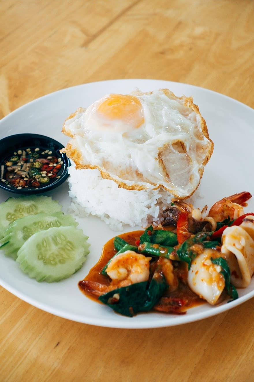 roer gebakken garnalen, ei, voedsel, schotel, rijst, komkommer, maaltijd, keuken, heerlijk, lekker, Thais eten