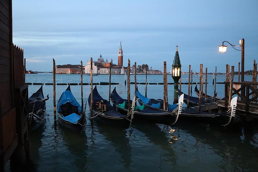 Italia, Venetsia, gondolit, auringonlasku, veneet, kuuluisa paikka, merenkulkualus, arkkitehtuuri, vesi, matkailu, matkustaa
