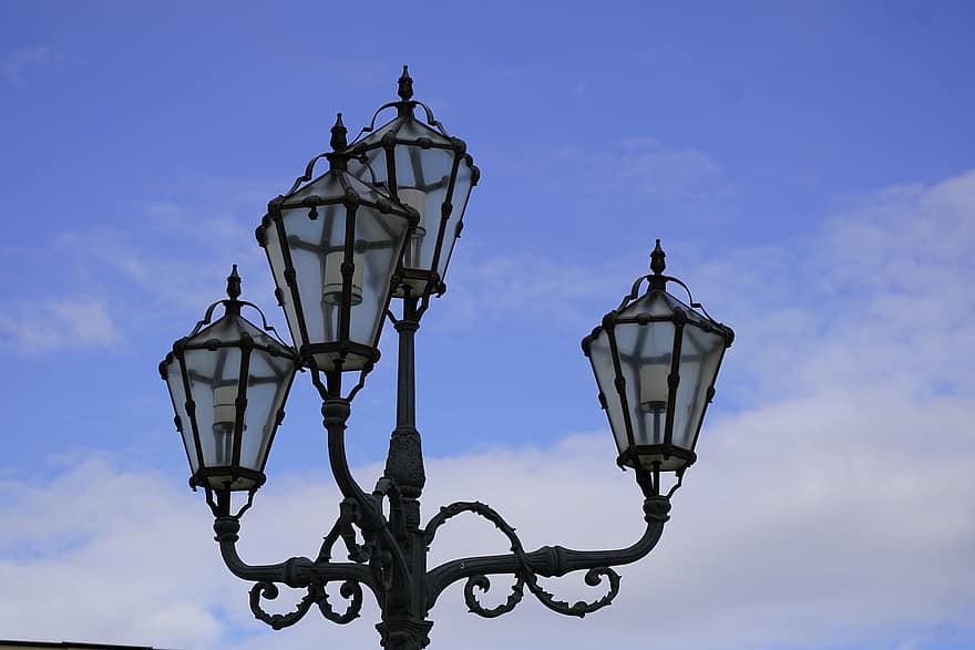 słup latarni ulicznej, światła, niebo, latarnia, lampa elektryczna, sprzęt oświetleniowy, niebieski, stary, staromodny, metal, szkło