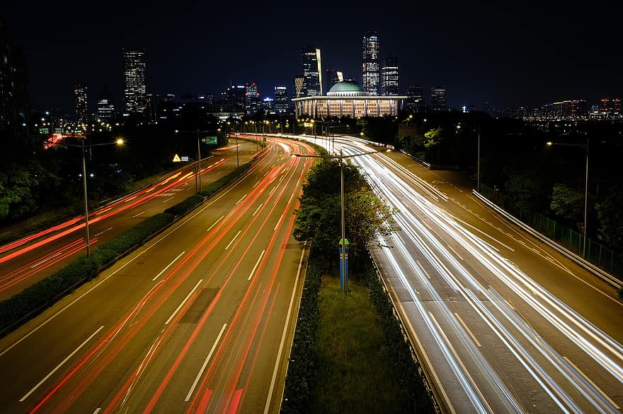 مدينة ، الطريق السريع ، ليل ، مساء ، الحضاري ، المناظر الطبيعيه ، اضواء المدينة ، حركة المرور ، سيارة ، وسائل النقل ، سرعة
