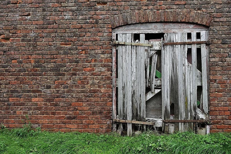 porta quebrada, entrada antiga, parede de tijolos, edifício velho, edifício abandonado