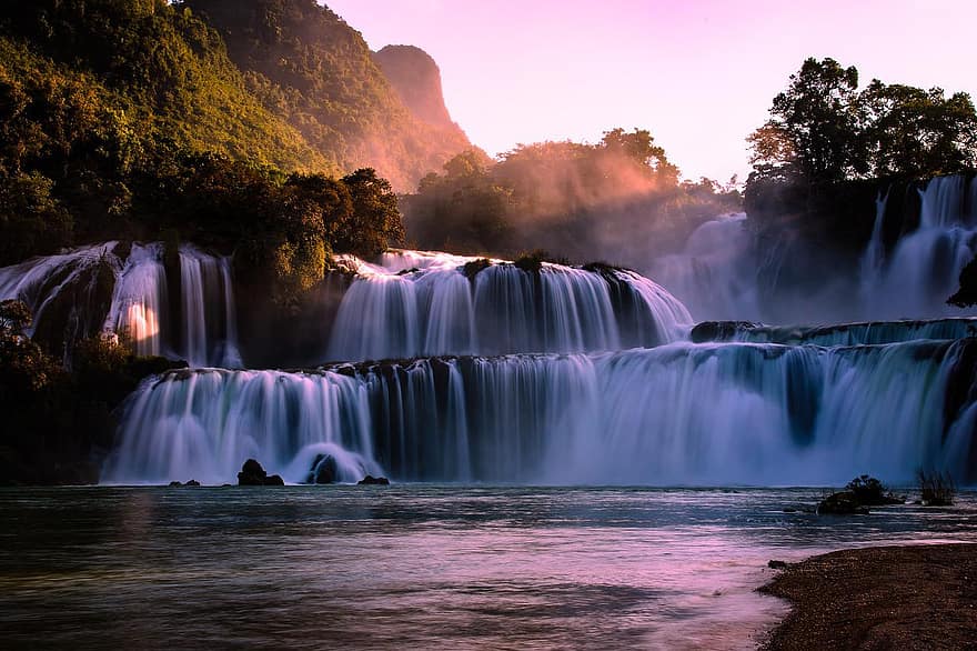 Gioc-Dorf-Wasserfall, Wasserfälle, Wasser, Fluss, Stürze, Bäche, fließen, fließendes Wasser, Berge, Wald, Bäume