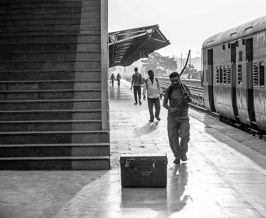 Черно и бяло, завръщане у дома, монохромен, Човек на работа, железопътна линия, станция, платформа, влак, метро, транспорт, пътуване