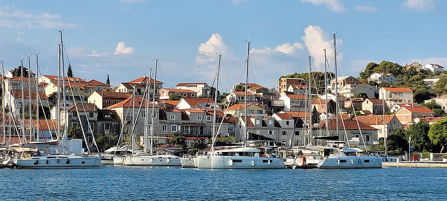Trogir, csónak, kikötő, Horvátország, tenger, vitorlások, város, épületek, tengerpart, hajó, építészet