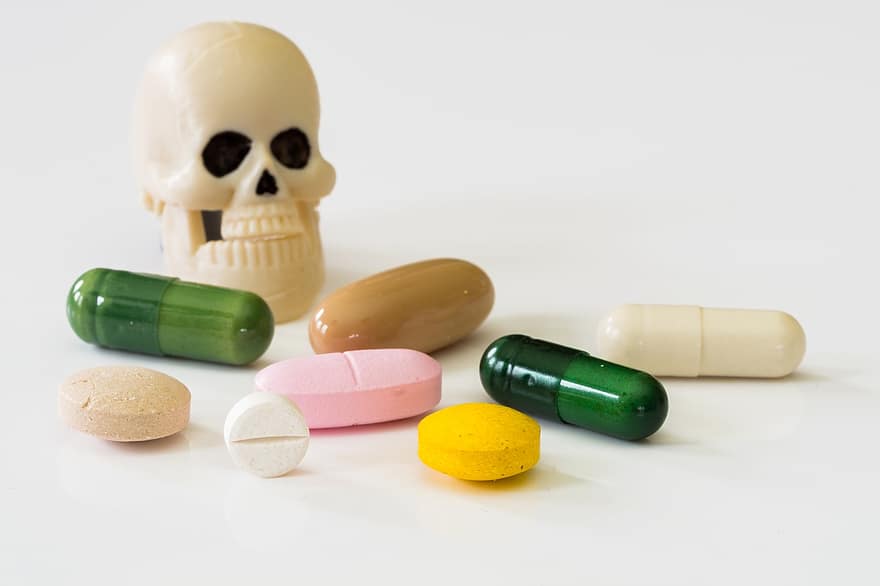 tabletter, piller, medicinsk, läkemedel, kapsel, kosttillskott, näringsämnen tillsatser, narkotika, missbruk, död, dödskalle och benknotor