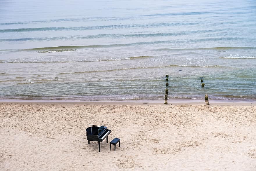بيانو ، شاطئ بحر ، بيانو على الشاطئ ، البحر ، محيط ، رمال ، كرسي ، الصيف ، الخط الساحلي ، الاجازات ، ماء