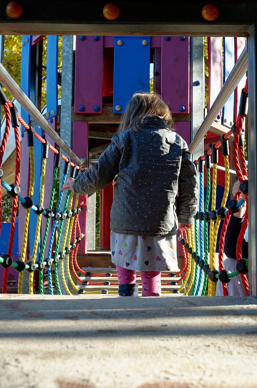 Parque infantil, menina, Brincando no Playground
