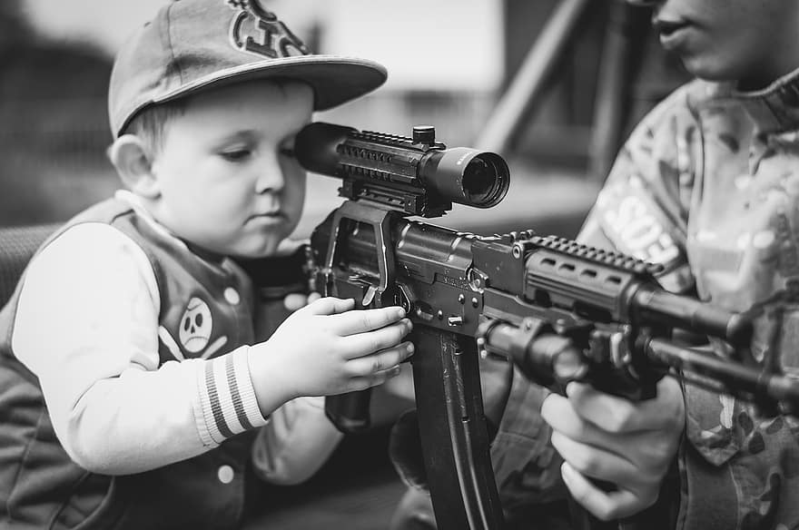 Garoto, criança, retrato, militares, arma, rifle, tiro, alvo, guerra, retrato cinza