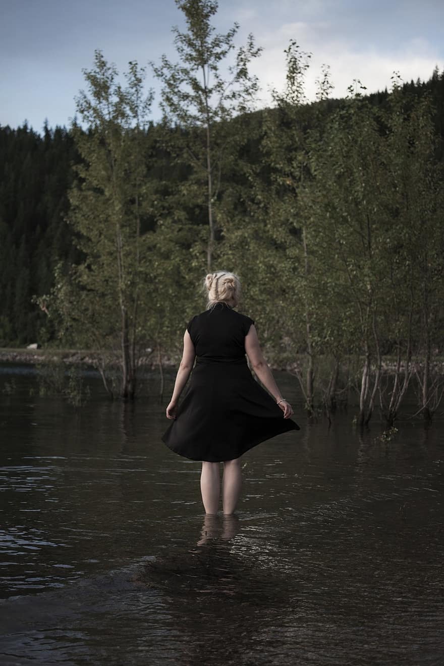 moteris, juoda suknelė, ežeras, vanduo, vaikščioti, mergina, vien tik, medžiai, miškas, lauke
